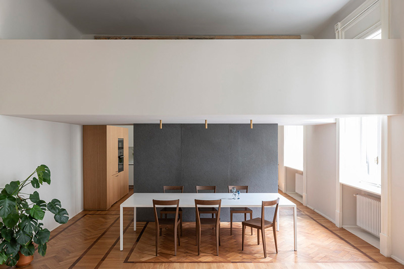 Минимализм и история: современная квартира с высокими потолками в 100-летнем доме в Милане