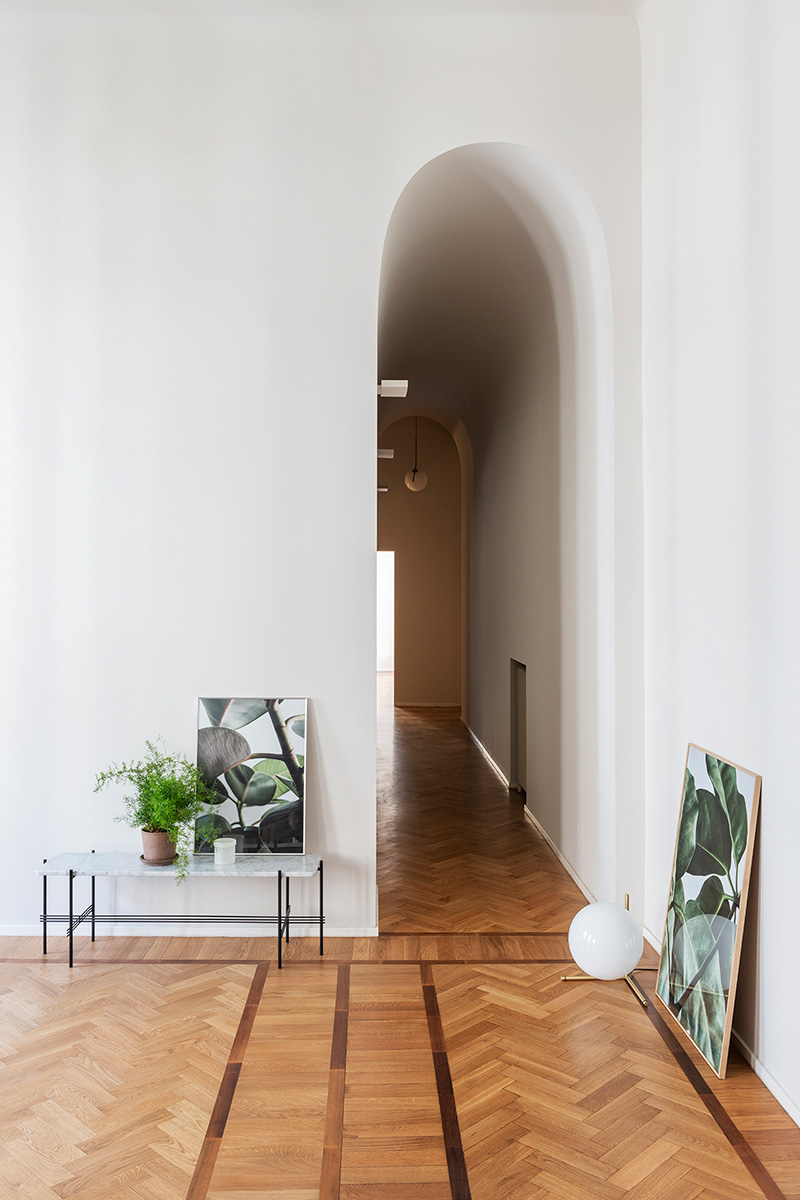 Минимализм и история: современная квартира с высокими потолками в 100-летнем доме в Милане