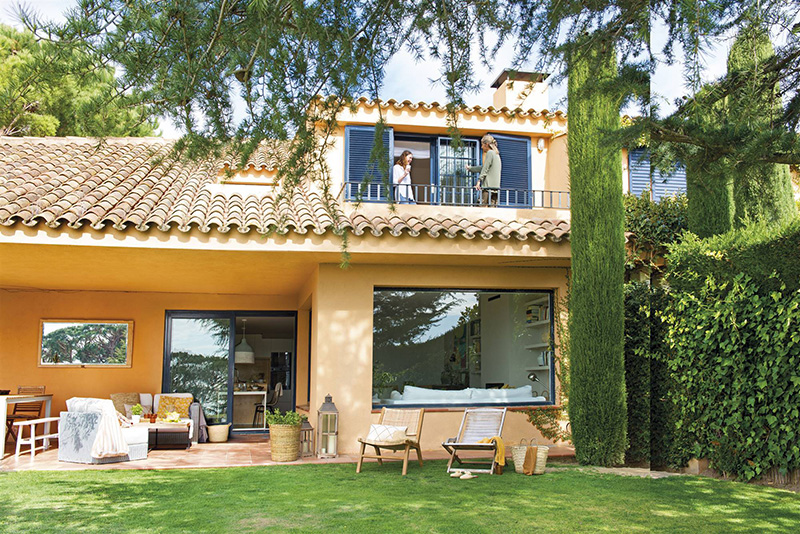 Загородный дом с тёплыми и воздушными интерьерами в Испании