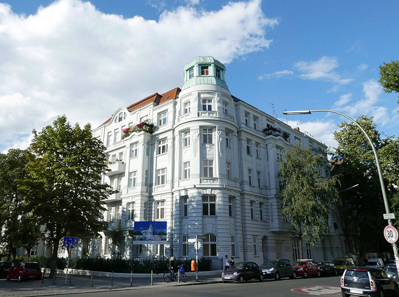 Светлая и гармоничная квартира в довоенном доме в Берлине