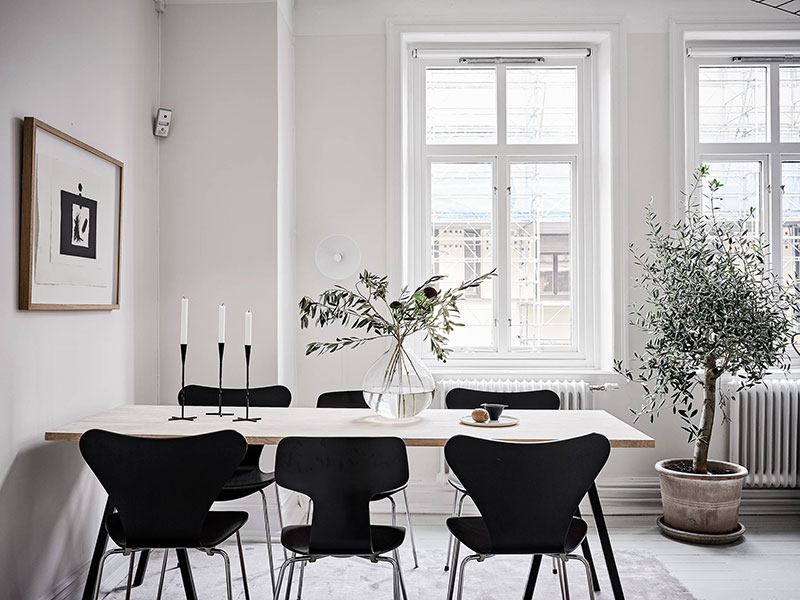 Две печи и необычные светильники: светлая и стильная квартира в Гётеборге