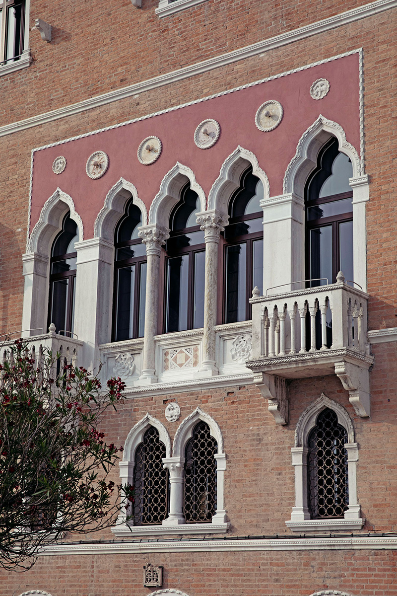 Прекрасный дизайн отеля Il Palazzo Experimental в классическом палаццо в Венеции