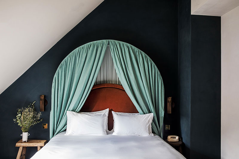 Красивые цветовые сочетания в романтичных интерьерах отеля в Париже