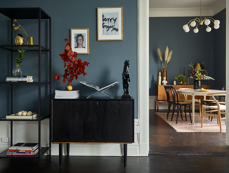 Атмосферная цветовая гамма в дизайне прекрасной скандинавской квартиры