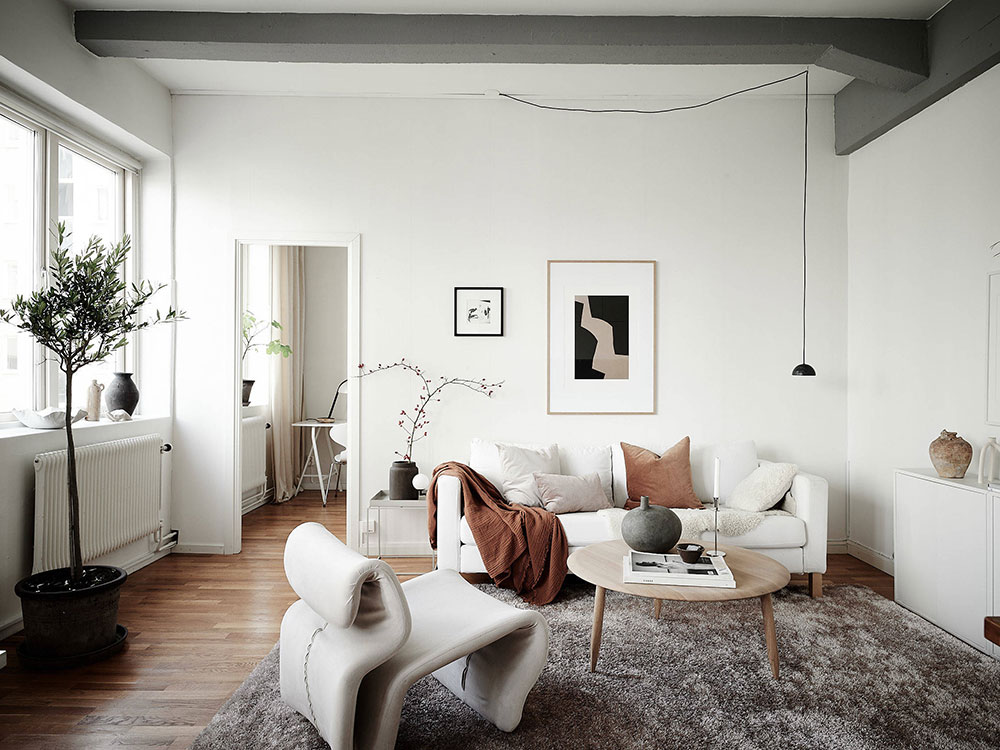 Небольшая светлая двухкомнатная квартира с балками в Швеции (50 кв. м)