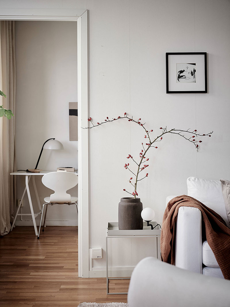 Небольшая светлая двухкомнатная квартира с балками в Швеции (50 кв. м)