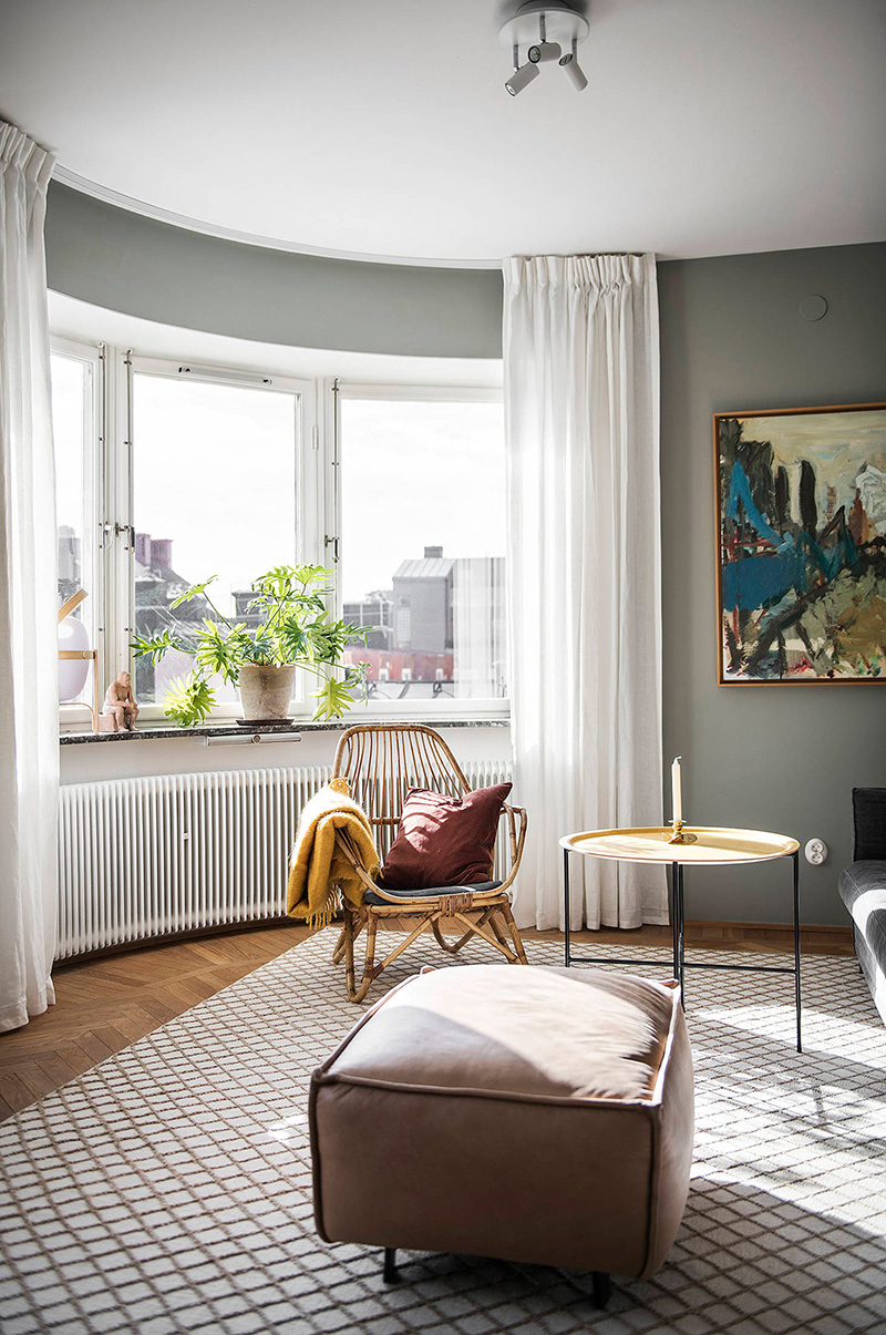Необычная планировка и зеркальная кухня: двухкомнатная квартира в Стокгольме (59 кв. м)