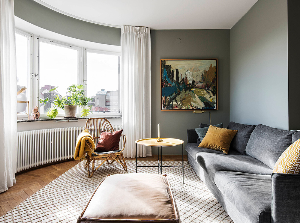 Необычная планировка и зеркальная кухня: двухкомнатная квартира в Стокгольме (59 кв. м)