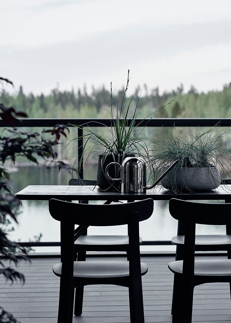 Прекрасный современный коттедж в лесу у озера в Финляндии