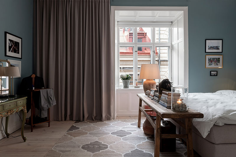 Этно ковёр и предметы мебели в деревенском стиле: интересная скандинавская квартира (62 кв. м)