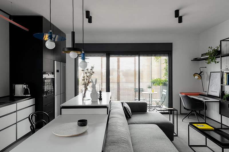 Эффективная планировка и черно-белая гамма: современная квартира в Яффе