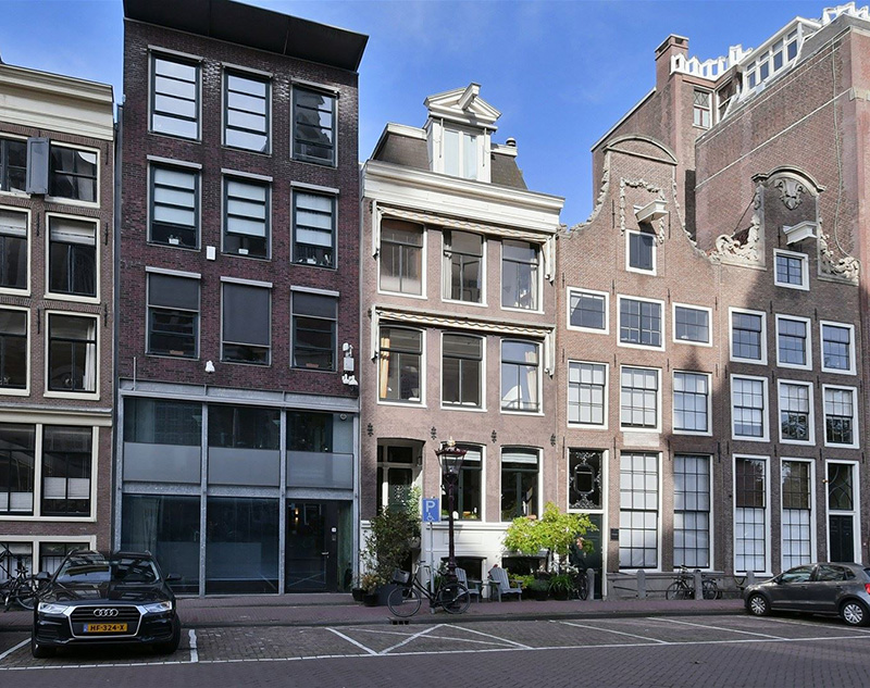 Современная квартира в темных тонах с видом на старинную церковь в Амстердаме