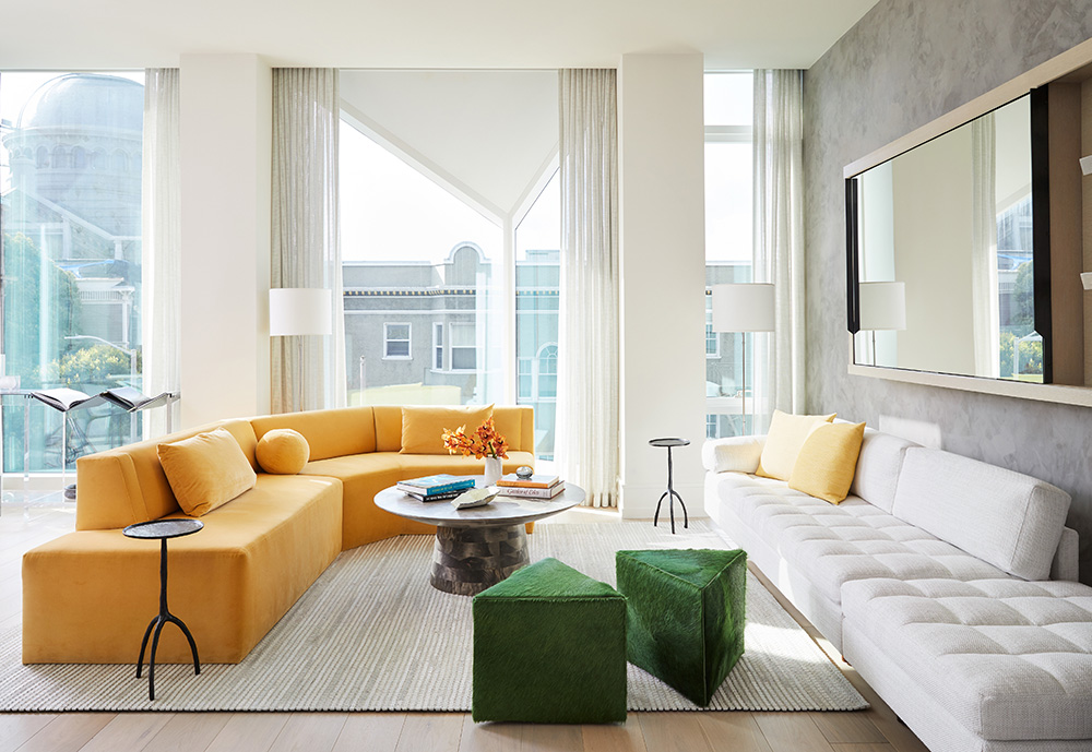 Современная квартира с жёлтыми акцентами для пожилой пары в Сан-Франциско