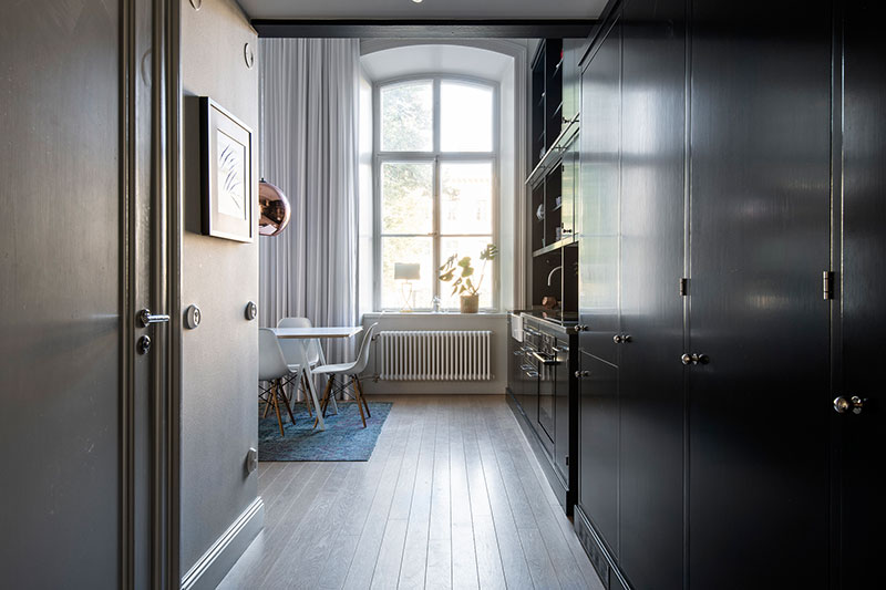 Антресоль, эффектная кухня и высокие потолки: стильная квартира в здании бывшего научного института в Стокгольме