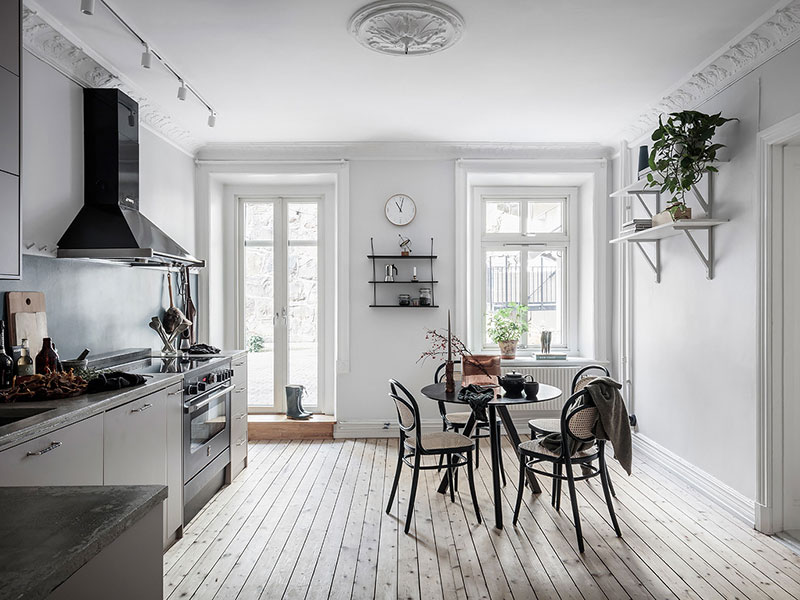 Скандинавская квартира с интересной кухней на первом этаже жилого дома в Гетеборге (72 кв. м)