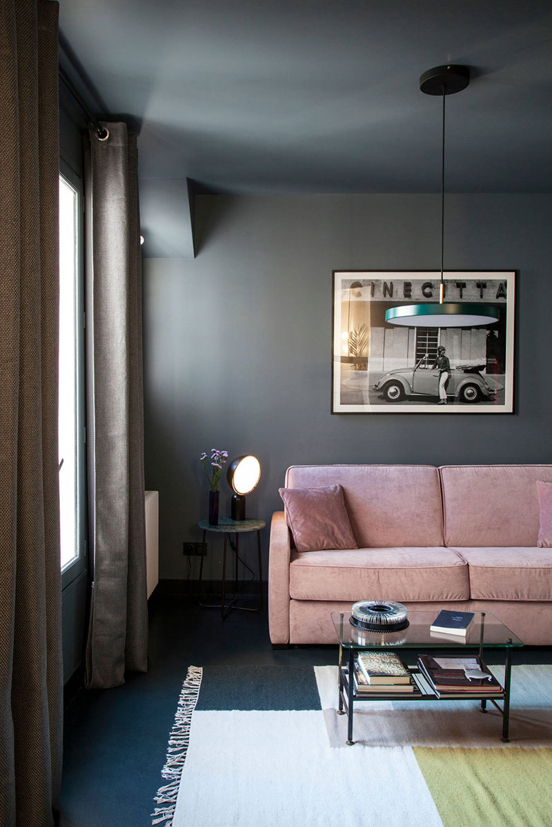 Маленькая квартира с модным интерьером в темных тонах в Париже