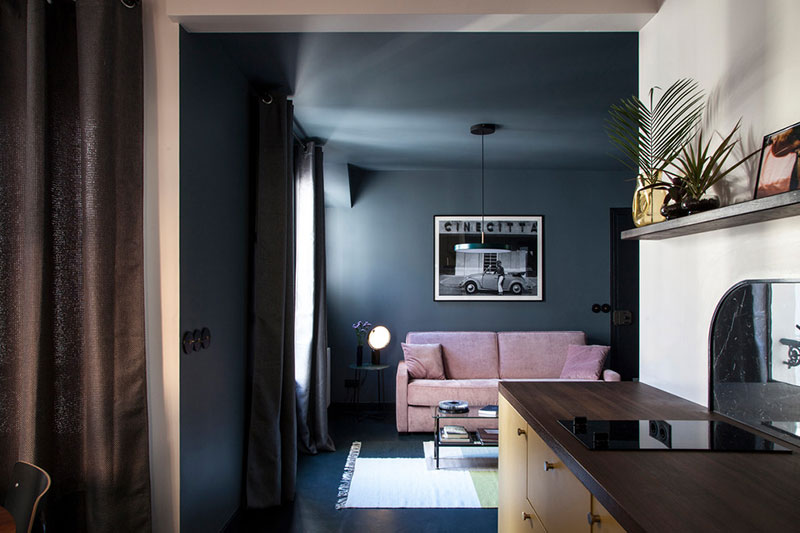 Маленькая квартира с модным интерьером в темных тонах в Париже