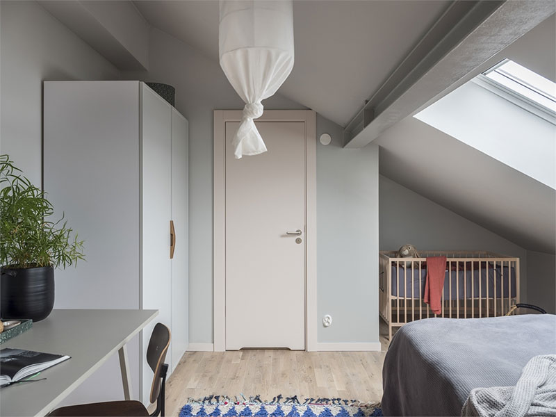 Милая мансардная квартира с голубой кухней в Мальме