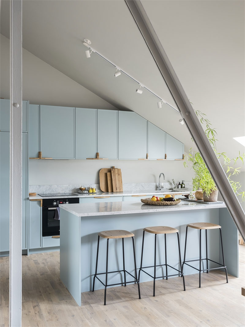 Милая мансардная квартира с голубой кухней в Мальме