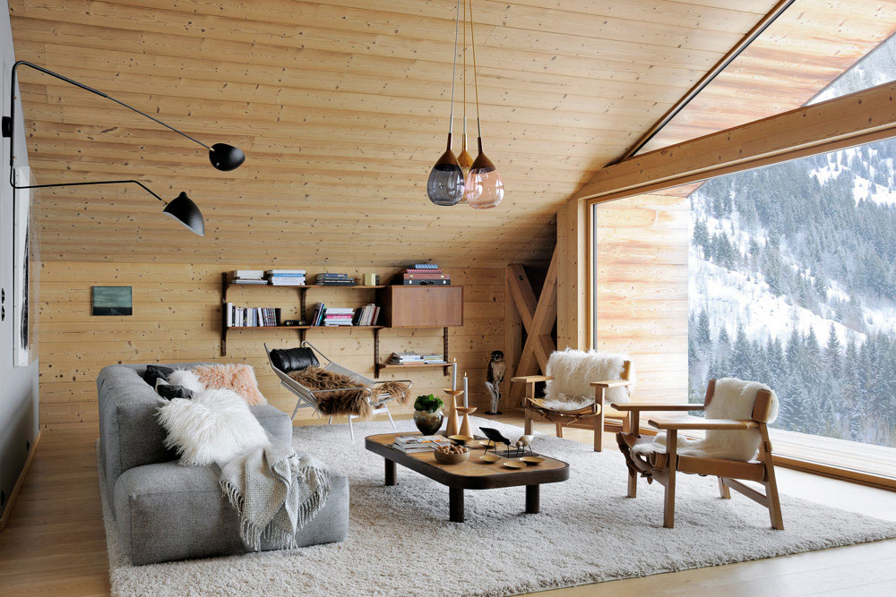 Минималистичный деревянный домик в горах с роскошным видом