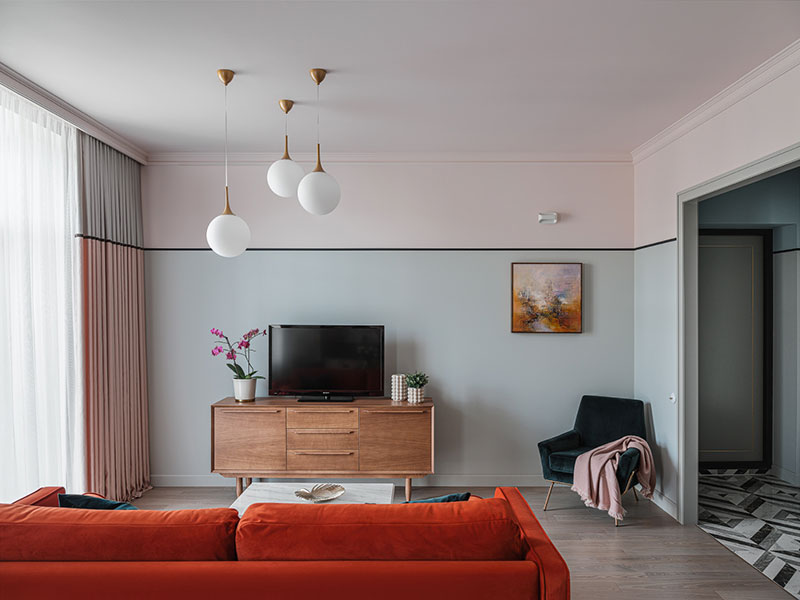 Оранжевый диван и цветы на стенах: сочная квартира в Красноярске (59 кв. м)