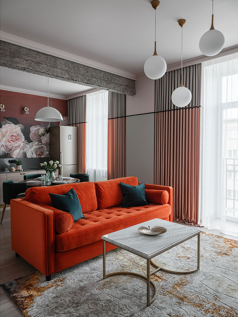 Оранжевый диван и цветы на стенах: сочная квартира в Красноярске (59 кв. м)