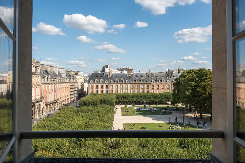Отель Cour des Vosges с потрясающим видом на знаменитую площадь в Париже