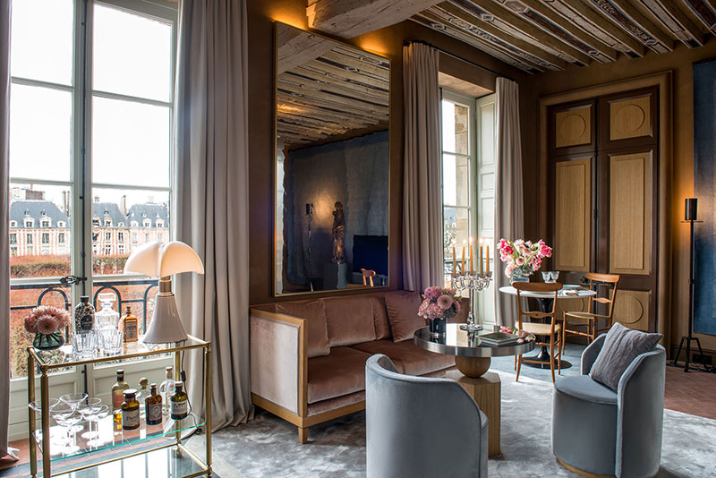 Отель Cour des Vosges с потрясающим видом на знаменитую площадь в Париже