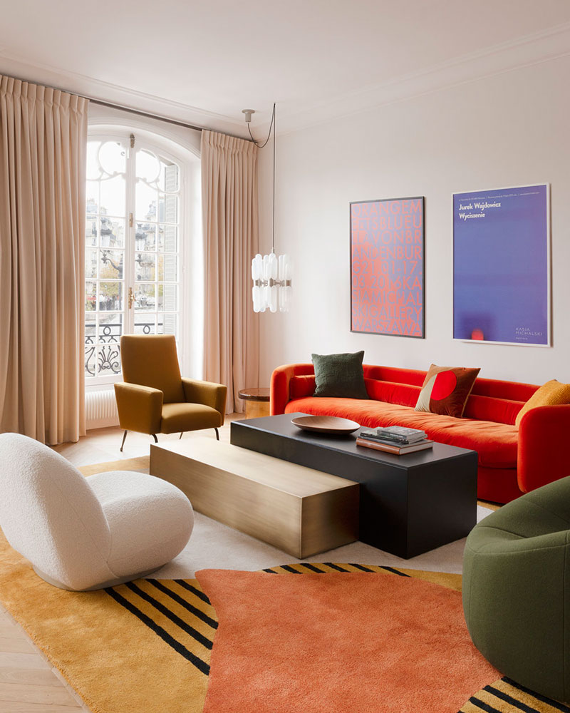Красочные современные апартаменты галеристки на острове Сен-Люи в Париже