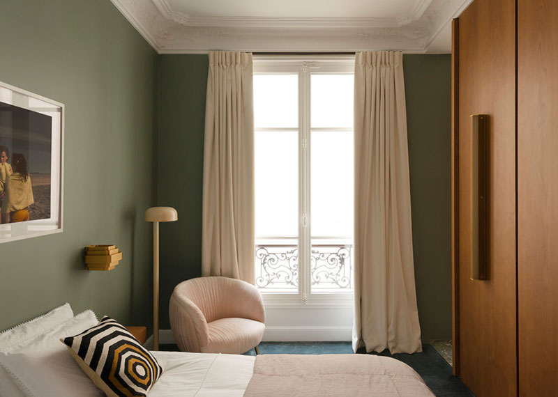 Красочные современные апартаменты галеристки на острове Сен-Люи в Париже