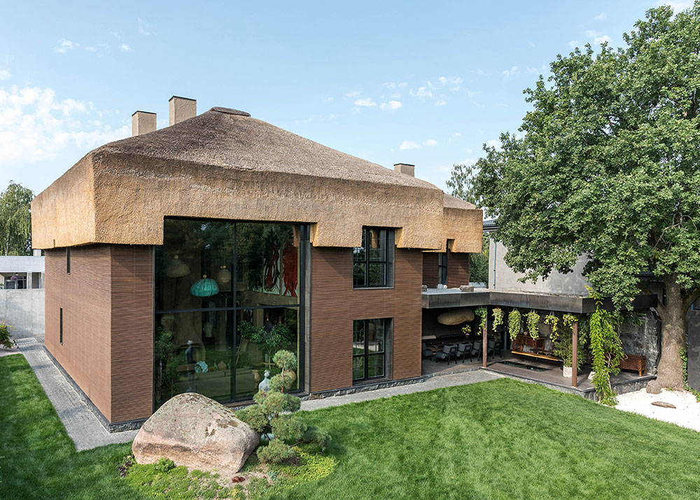 Удивительный дом с соломенной крышей для семьи дизайнера Сергея Махно под Киевом