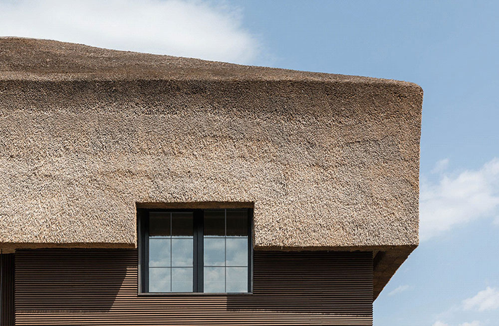 Удивительный дом с соломенной крышей для семьи дизайнера Сергея Махно под Киевом