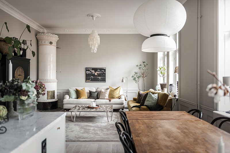 Уютная скандинавская квартира с зелеными акцентами и классической мебелью