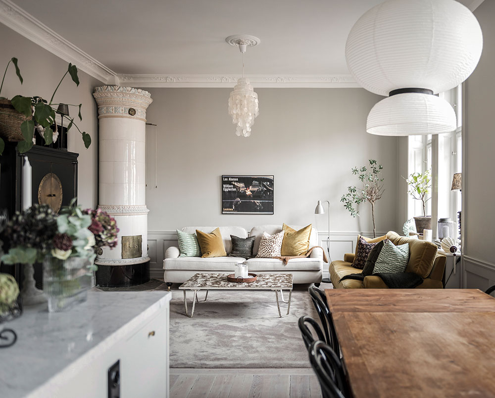 Уютная скандинавская квартира с зелеными акцентами и классической мебелью