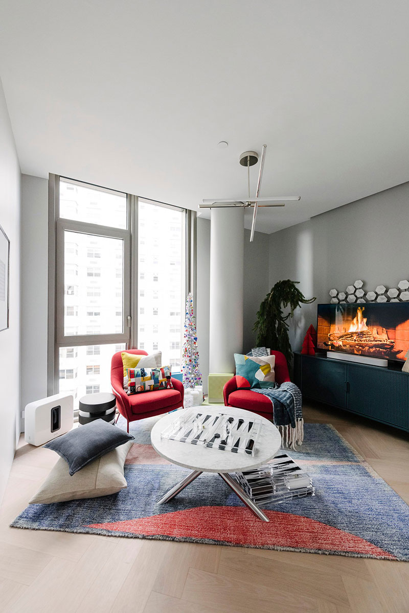 Панорамные окна и две ёлки: рождественский декор квартиры в Нью-Йорке