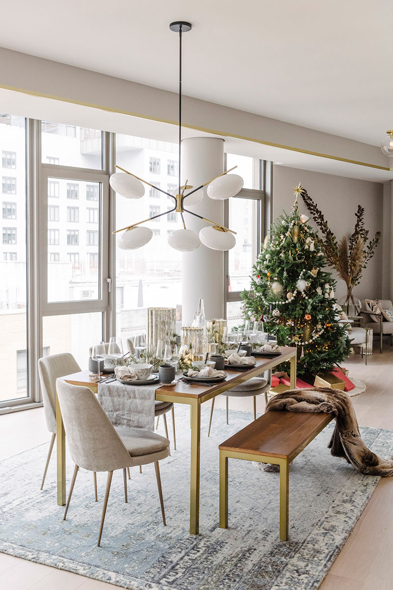 Панорамные окна и две ёлки: рождественский декор квартиры в Нью-Йорке