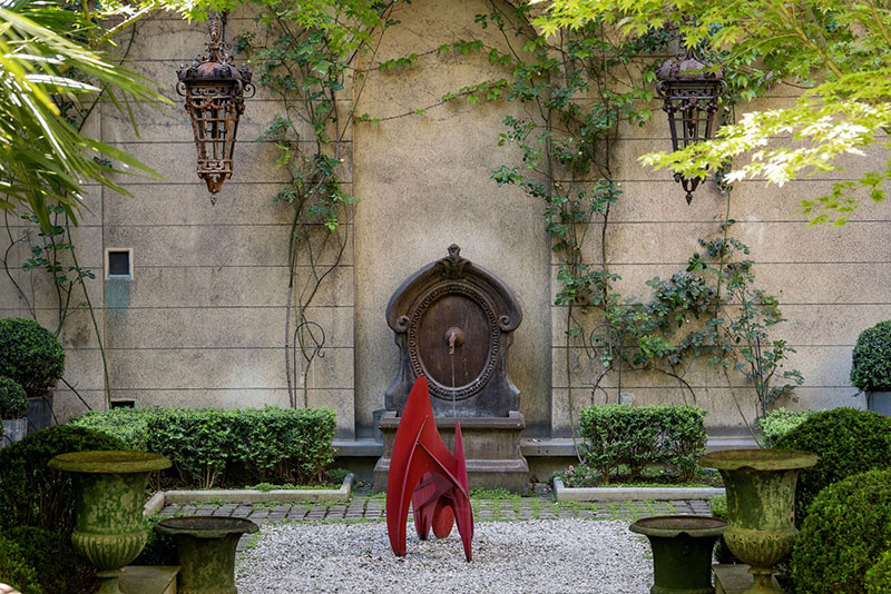 Великолепный французский особняк с внутренним двориком в Париже