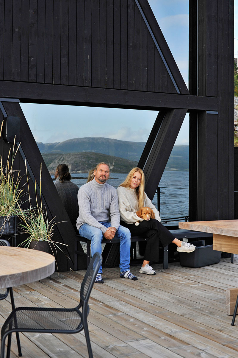 Удивительный чёрный дом на берегу моря в Норвегии