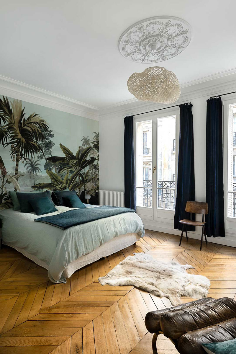 Обои с растениями, жёлтый диван и золото: яркие апартаменты в Париже