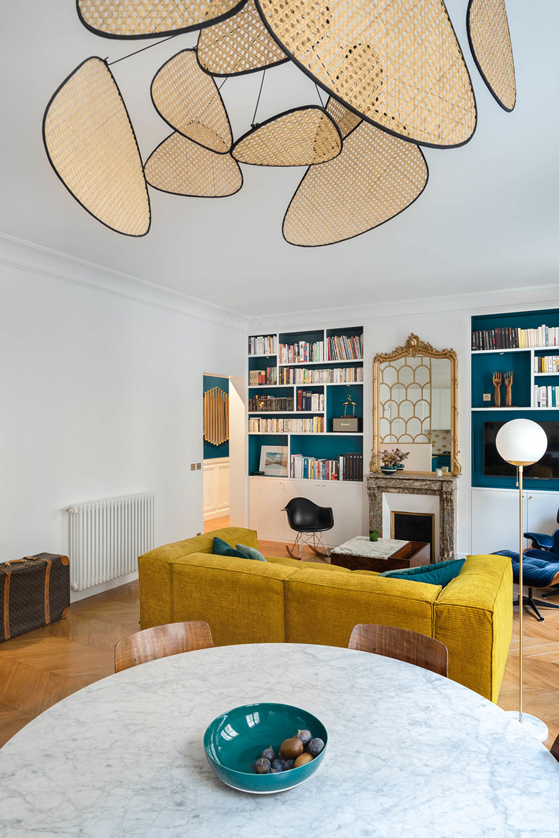 Обои с растениями, жёлтый диван и золото: яркие апартаменты в Париже