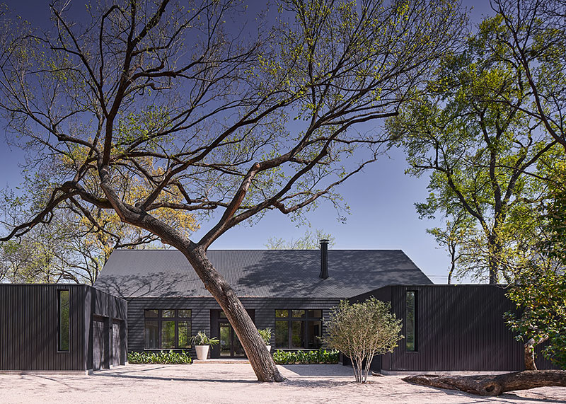 Светлый современный интерьер дома с черным фасадом в Далласе, Техас