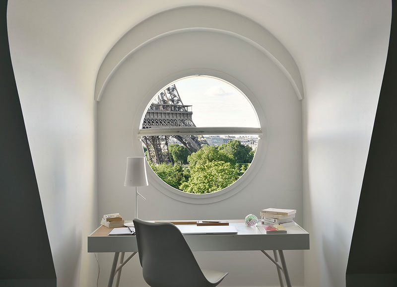 А из нашего окна башня Эйфелева видна: квартира в Париже