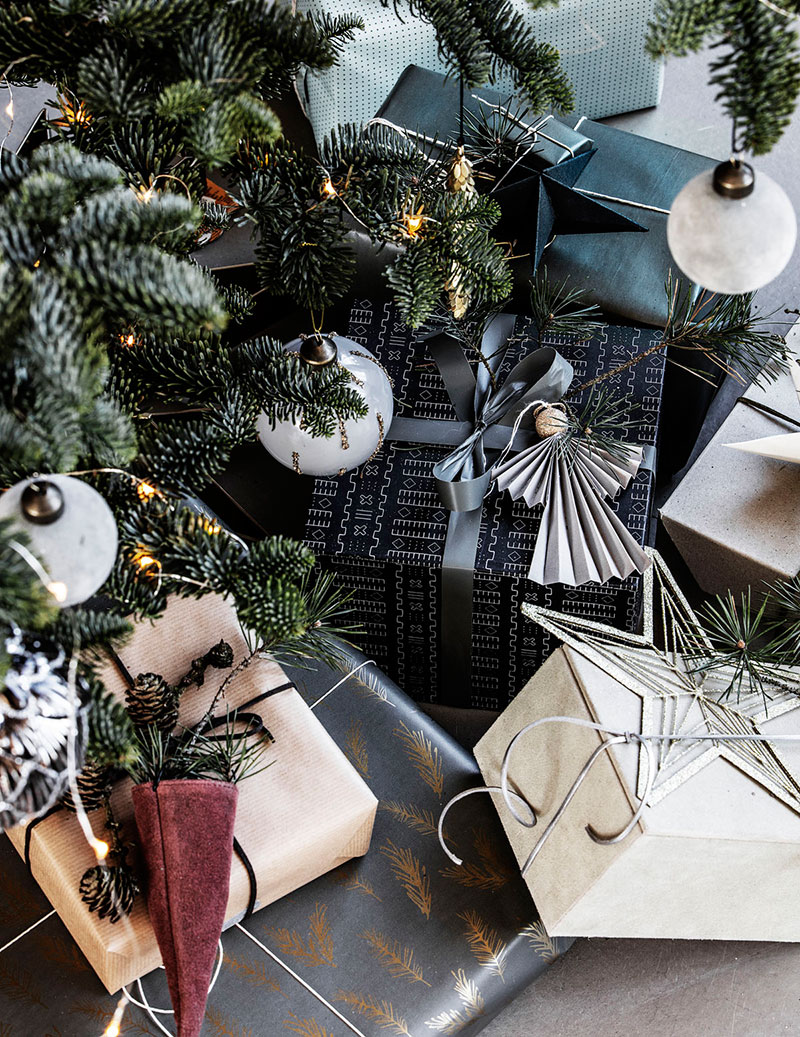 Черный цвет и рождественский декор — почему бы и нет!