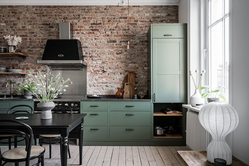 Зелёная кухня и кирпичная стена: квартира в Стокгольме (50 кв. м)