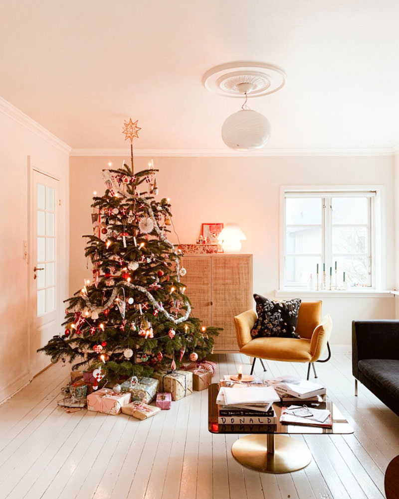 Розовые стены и детские поделки: весёлое Рождество в семейном интерьере в Дании