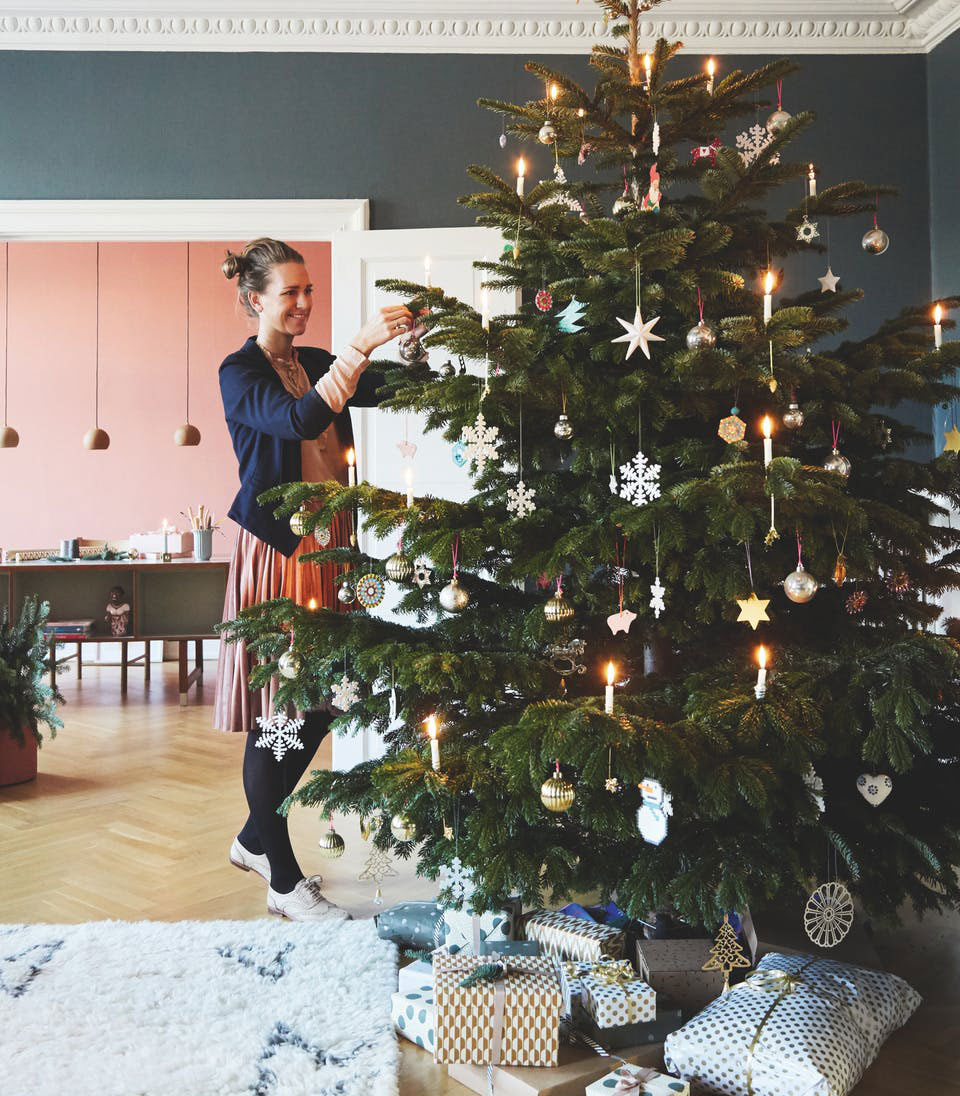 Аккуратная ёлка и красочный текстиль: Рождество в яркой квартире в Дании