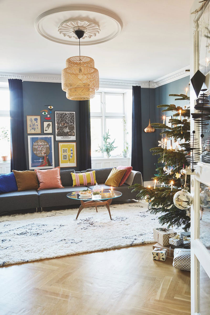 Аккуратная ёлка и красочный текстиль: Рождество в яркой квартире в Дании