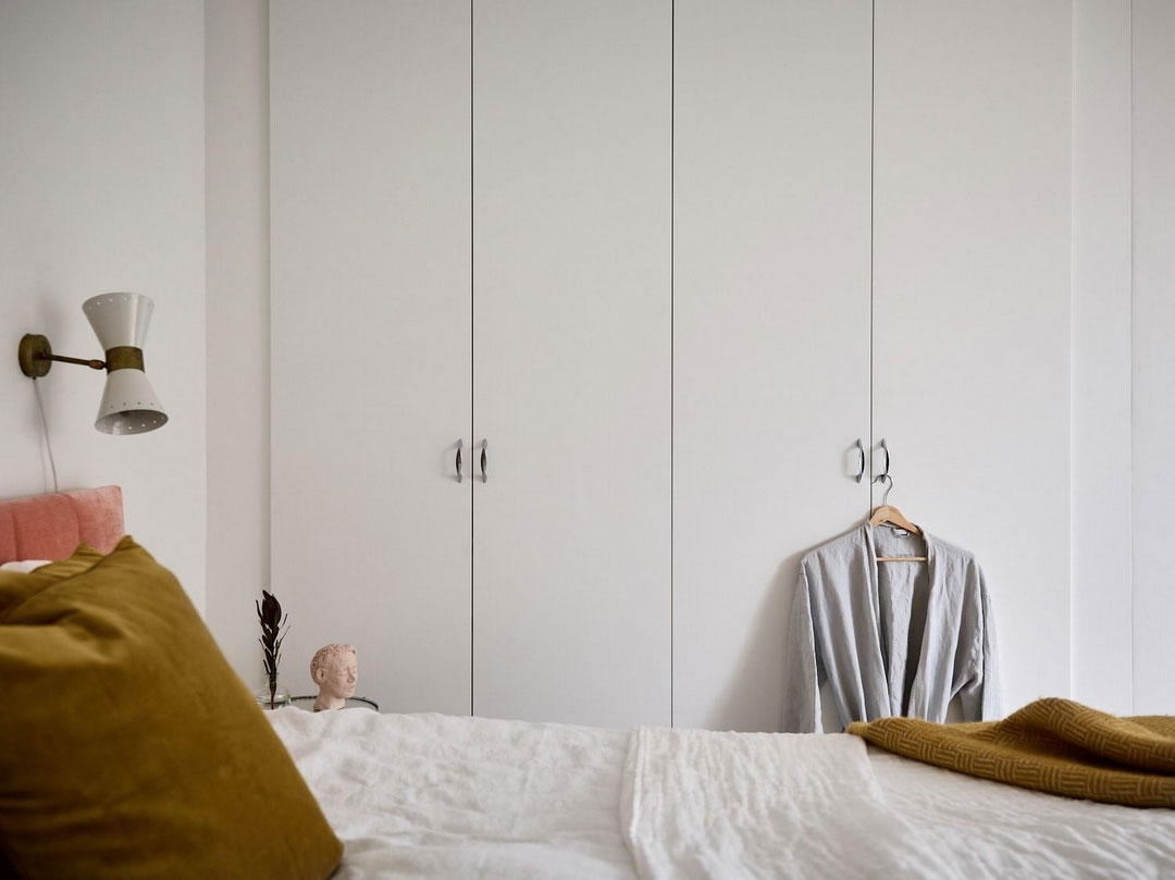 Шведская квартира с тёплыми акцентами и красной комнатой
