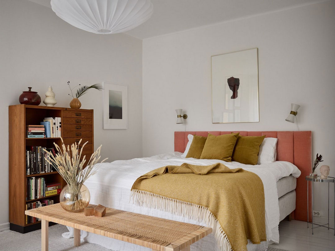 Шведская квартира с тёплыми акцентами и красной комнатой