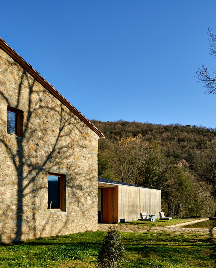 Современный дизайн каменного дома в Испании